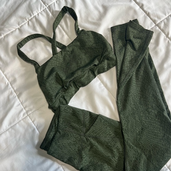 2 Piece - Green Snakeskin Print fitness Outfit - Picture 1 of 8